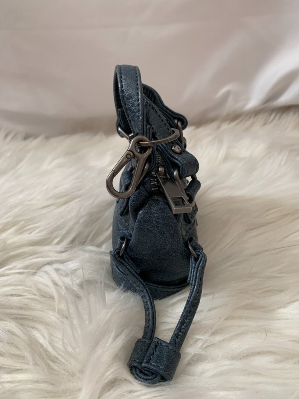 BDG X URBAN OUTFITTERS Cindy Shoulder Bag Charm Key Ring in Blue/Gunmetal - Picture 3 of 3